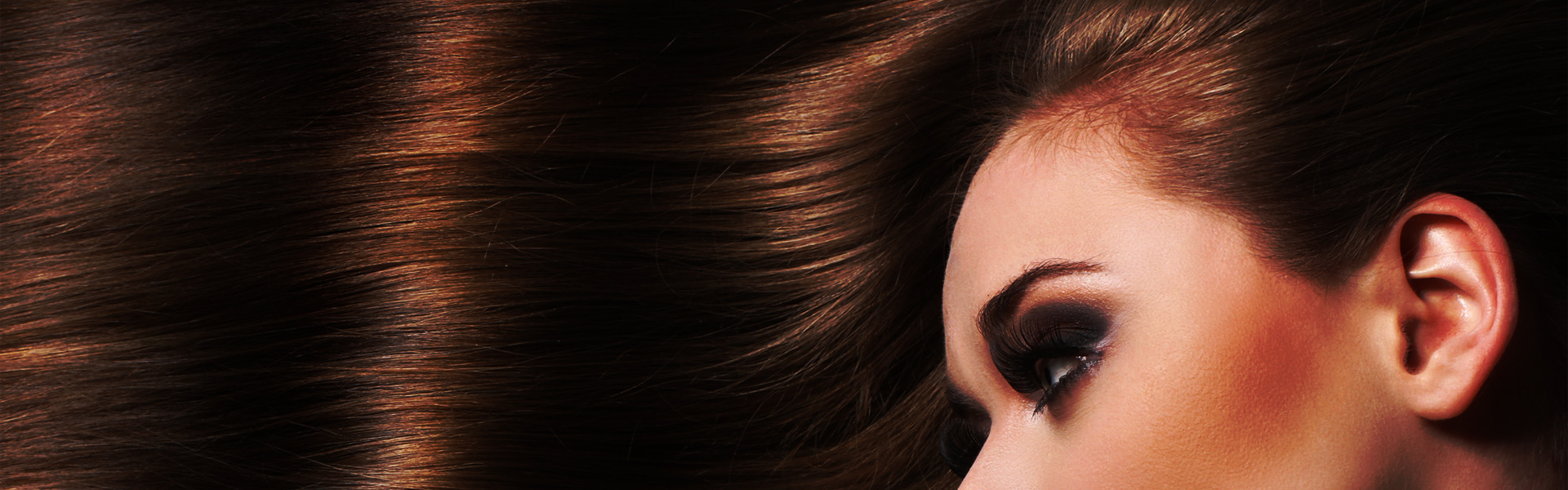 rostro maquillado de chica con el pelo al viento