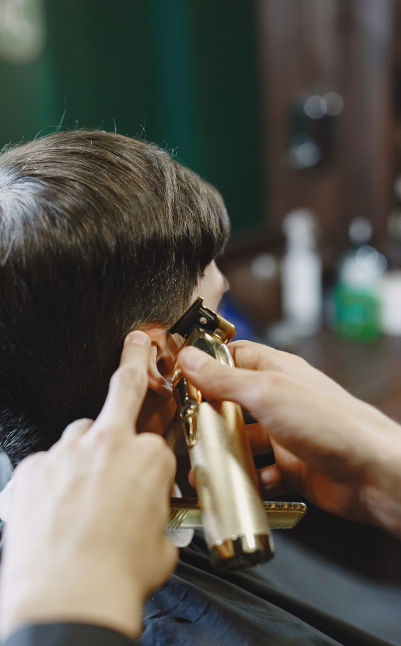 Persona cortándose el pelo
